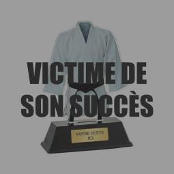Trophée combat plexiglas couleur 16cm